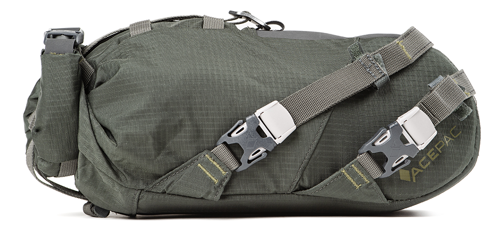 Detail stabilního uchycení brašny Acepac Drop Post Bag MKIII